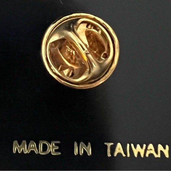 Little Bee Pin - Picture 3 of 8